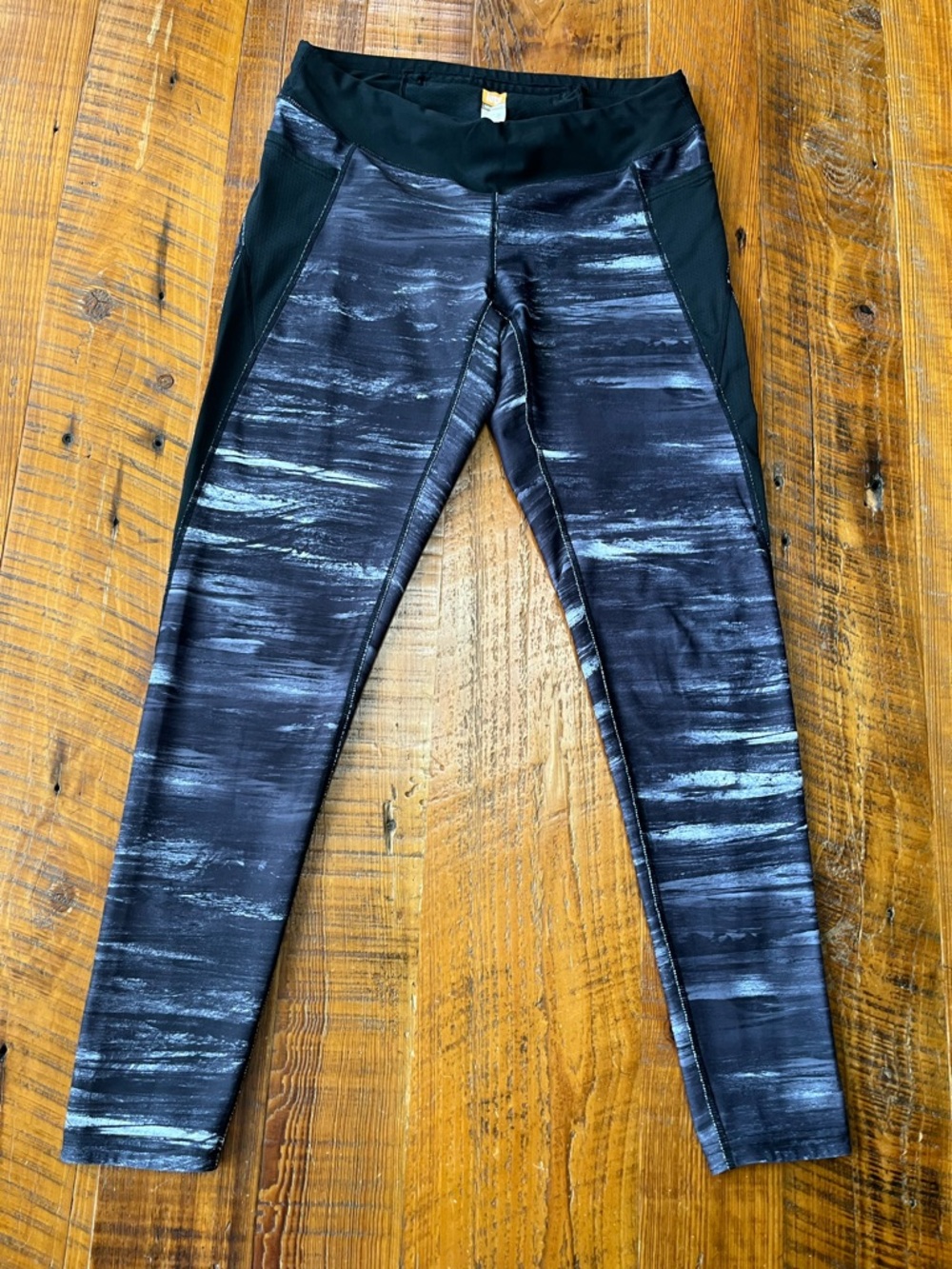 Lucy Black and Heathered Gray Leggings Size Medium